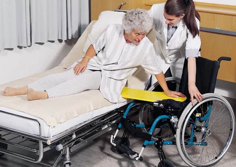 Перемещение лежачего инвалида на кровати